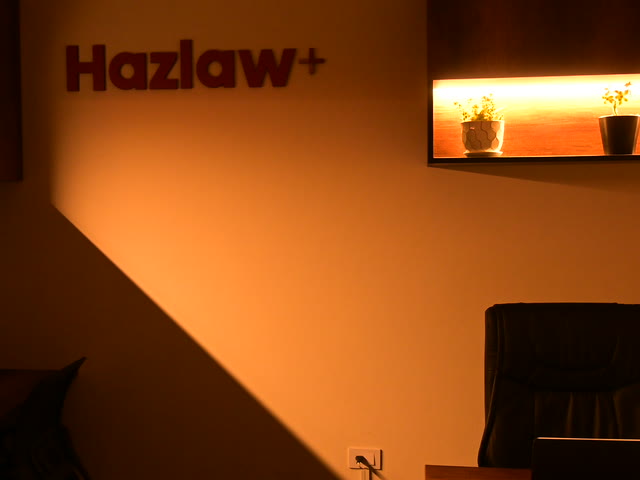 Nuestra oficina en San Juan de Lurigancho, con el letrero de Hazlaw+